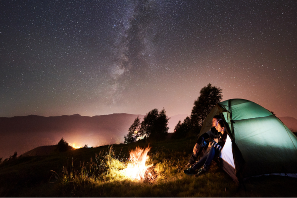 Experiências únicas para casais: dormir sob as estrelas em locais inusitados